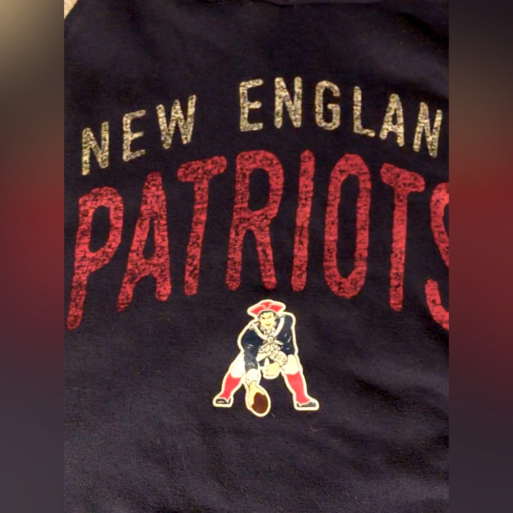 Sweater/hoodie. (New England patriots) Unisex clothing. Anybody can wear it.